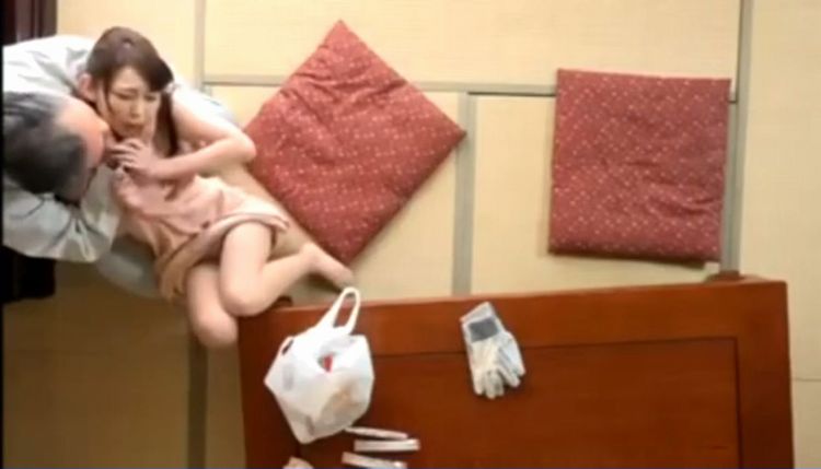 人妻　NTR　レイプ　中出し　盗撮