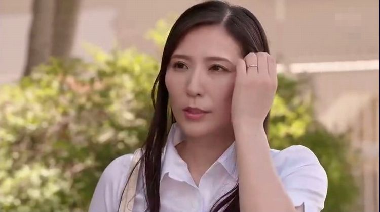 椎名ゆな 熟女　人妻　不倫　ラブ　NTR